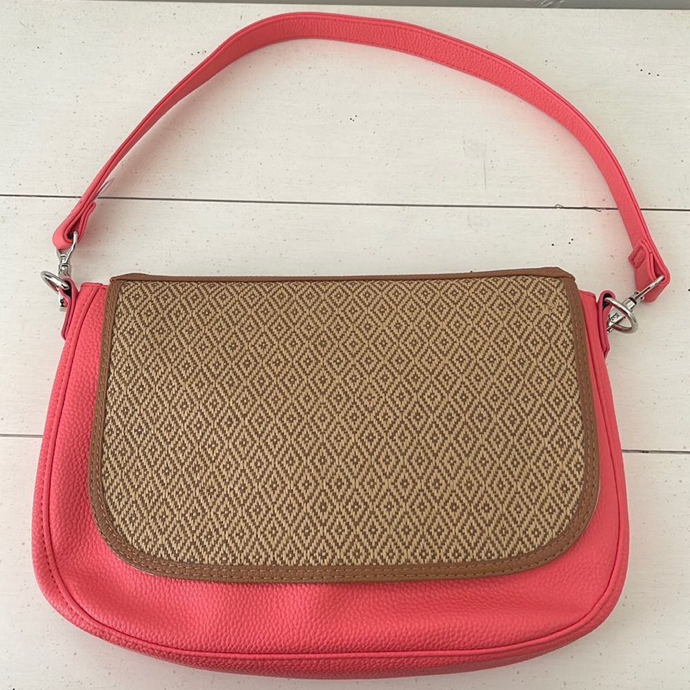 PRE-OWNED. Thirty-one Coral/Natural small shoulder bag. In excellent condition!